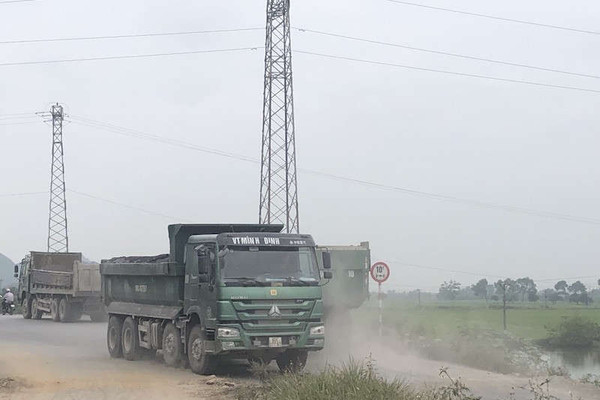 Kim Bảng (Hà Nam): Đê sông Đáy “oằn mình” cõng xe quá tải