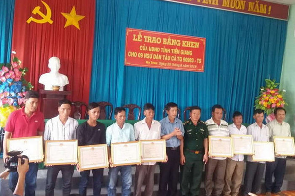 Tiền Giang: Tặng Bằng khen cho 9 ngư dân tàu cá TG 90983-TS
