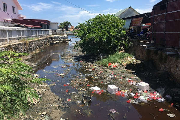 Quảng Bình: Kinh hãi nước kênh đen ngòm, bốc mùi hôi thối gây ô nhiễm khu dân cư