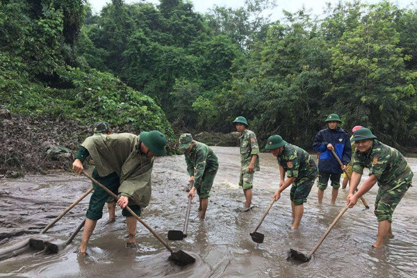 Quảng Trị: Bộ đội giúp dân dọn dẹp vệ sinh, giáo viên thăm hỏi học sinh sau lũ