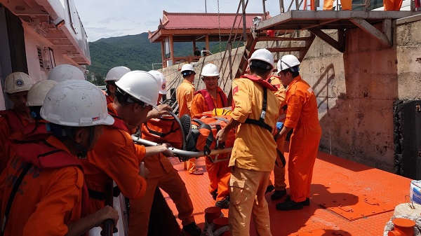 Cứu nạn thuyền viên người nước ngoài trên vùng biển Hoàng Sa của Việt Nam