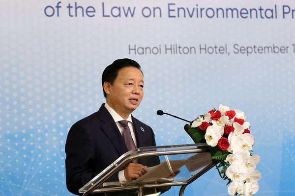 Bộ trưởng Trần Hồng Hà chia sẻ với các đại biểu quốc tế về môi trường xung quanh Nhà máy Rạng Đông