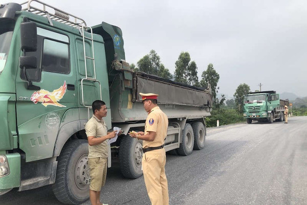 Loạt bài Đê sông Đáy “oằn mình” cõng xe quá tải: Huyện Kim Bảng xử phạt 26 trường hợp