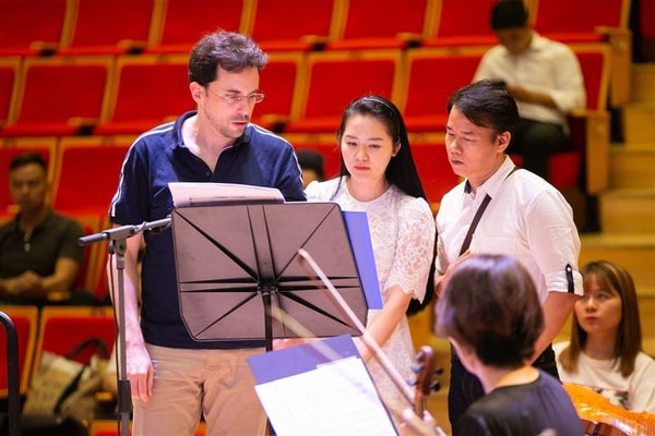 Nhạc trưởng Olivier Ochanine ấn tượng với giọng ca của ca sỹ Phạm Thùy Dung