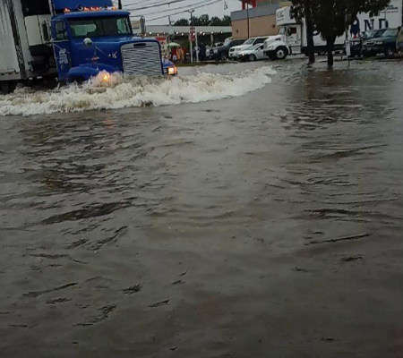 Mỹ: Bão Imelda gây mưa lớn, hàng trăm ô tô ngập nước, hàng chục nghìn người mất điện