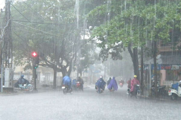 Cảnh báo mưa lớn, lốc, sét và gió giật mạnh ở Trung Bộ, Tây Nguyên và Nam Bộ