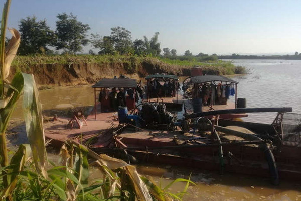 Đắk Nông: Bắt 4 tàu hút cát trái phép tại khu vực sông Krông Nô