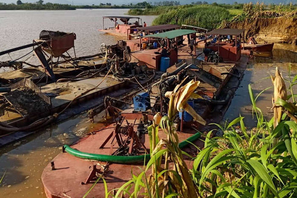 Chủ tịch UBND tỉnh Đắk Nông chỉ đạo xử lý nghiêm vụ 4 tàu hút cát “lậu”