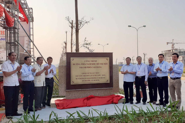 Lễ thông tuyến và gắn biển công trình đường chào mừng Kỷ niệm 520 năm thành lập tỉnh Cao Bằng