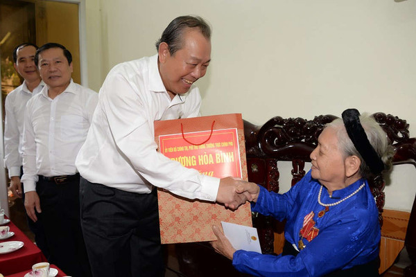 Phó Thủ tướng Thường trực Chính phủ Trương Hòa Bình thăm, tặng quà gia đình chính sách  tại Thành phố Cao Bằng