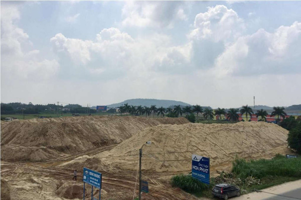 Quảng Ngãi: Đất dự án trở thành bãi trữ cát trái phép, gây mất ATGT hành lang đường bộ Quốc lộ 1A