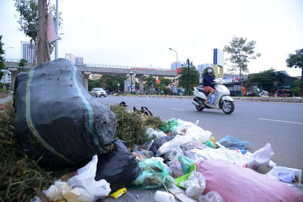 Hà Nội: Rác thải “bủa vây” tuyến đường Hồ Tùng Mậu