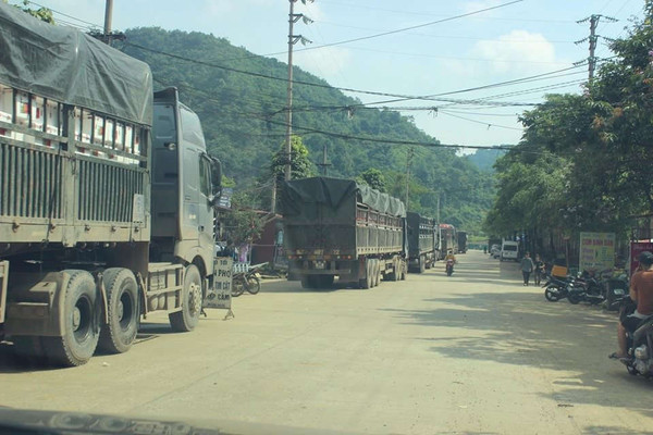 Hàng trăm xe hàng nông sản vẫn ùn ứ tại cửa khẩu Tân Thanh
