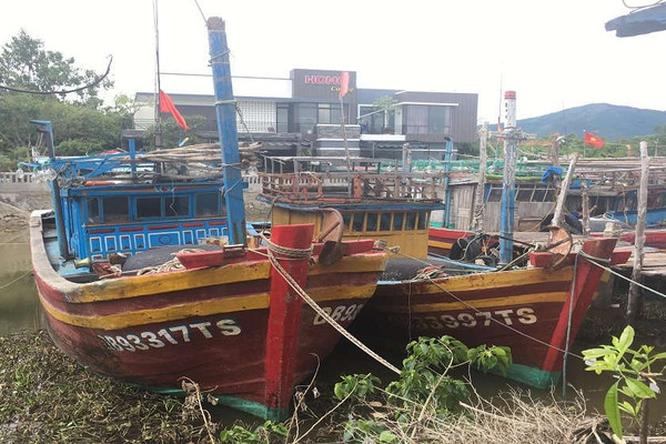 Quảng Bình:  Đi biển thất thu, nhiều ngư dân treo biển bán tàu