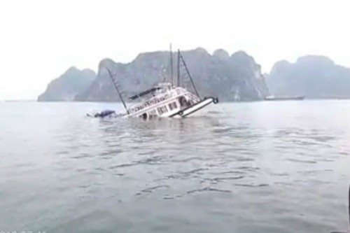 Quảng Ninh: Va chạm với tàu hàng, tàu du lịch bị chìm trên vịnh Hạ Long