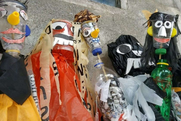 Học sinh Indonesia sử dụng những con rối để nâng cao nhận thức về rác thải nhựa