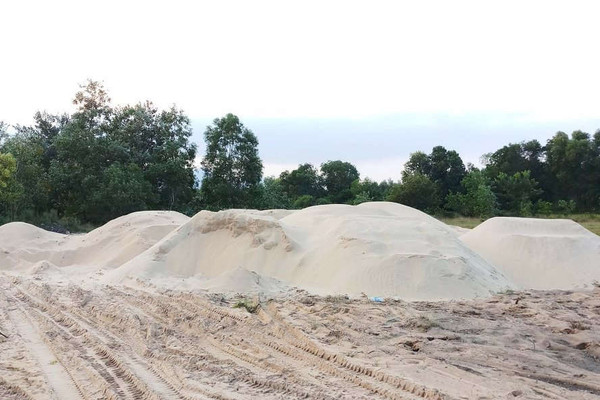 Nhức nhối nạn tập kết cát trái phép ở Khu kinh tế Chân Mây- Lăng Cô