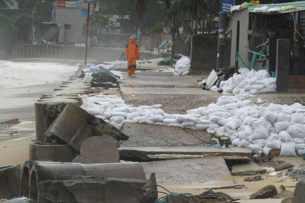 Bình Định: Làng chài Nhơn Hải tơi tả sau đêm bão