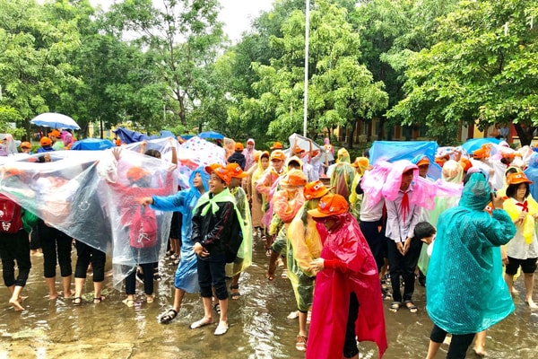 Học sinh và giáo viên tham gia diễn tập ứng phó sóng thần