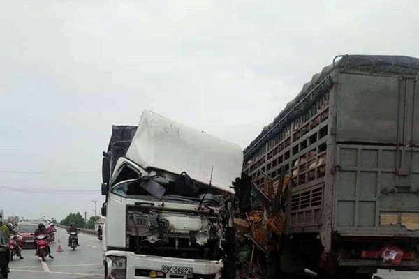 Quảng Trị: Hai xe tải đấu đầu, 4 người bị thương nặng
