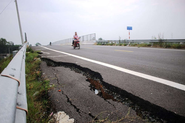  Đường lên cầu vượt cao tốc Đà Nẵng – Quảng Ngãi nứt toác sau bão số 5