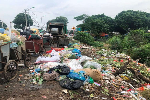 Hàng tấn rác thải ùn ứ, chất đống gây ô nhiễm tại huyện Mê Linh 