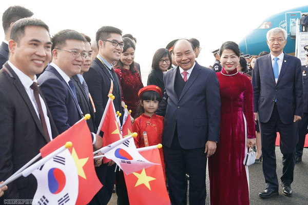 Thủ tướng đến Busan, bắt đầu chương trình tham dự Hội nghị cấp cao ASEAN-Hàn Quốc