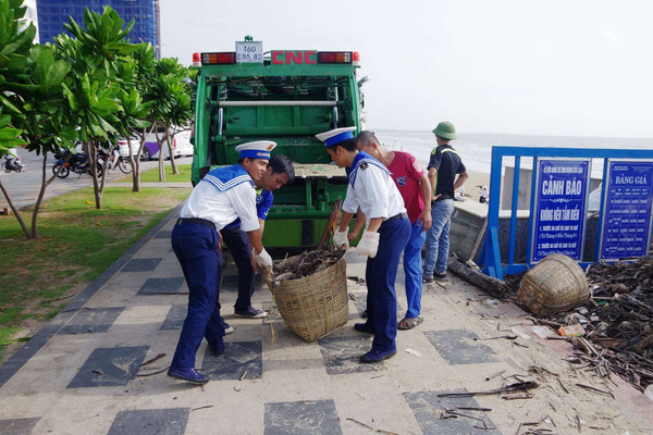 Quân dân Vũng Tàu nhặt rác bảo vệ môi trường