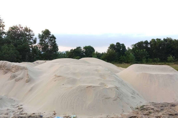 Vấn nạn tập kết cát trái phép ở KKT Chân Mây- Lăng Cô (Thừa Thiên Huế): Cơ quan chức năng lên tiếng!