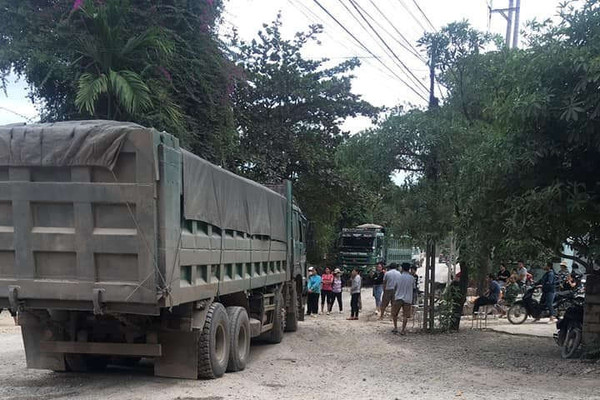 Hữu Lũng (Lạng Sơn): Người dân chặn xe chở đá trên Tỉnh lộ 243