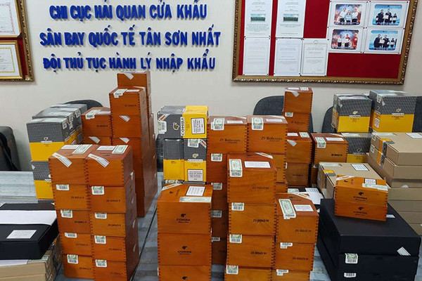 Bắt lượng xì gà "khủng" buôn lậu qua sân bay Tân Sơn Nhất