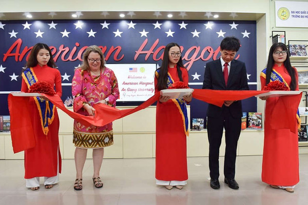Tân Tổng Lãnh sự Hoa Kỳ Marie Damour khai trương Điểm hẹn Hoa Kỳ trong chuyến thăm tỉnh An Giang