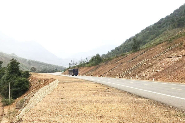 Bất chấp lệnh cấm, xe tải chạy “chui” trên cao tốc La Sơn- Túy Loan