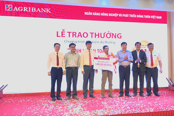 Agribank trao sổ Tiết kiệm trị giá 1 tỷ đồng giải Đặc biệt Chương trình Tiết kiệm dự thưởng "“Sinh lợi an toàn – Hàng ngàn giải thưởng”