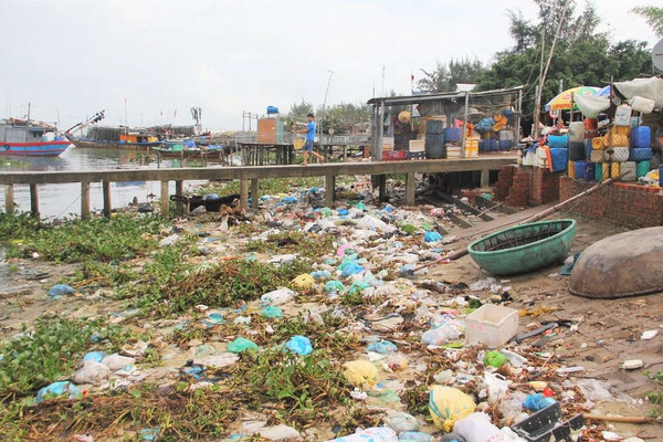 Quảng Nam: Bến cá An Lương ngập trong rác thải
