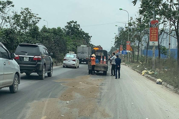 Hà Nội: Phát hiện xe container rơi vãi dầu thải trên Đại lộ Thăng Long