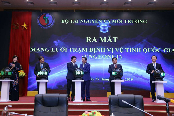 Phó Thủ tướng Trịnh Đình Dũng nhấn nút ra mắt Mạng lưới trạm định vị vệ tinh quốc gia