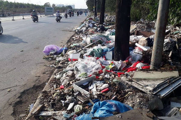 Hà Nội: Đại lộ Thăng Long “ngập” rác, phế thải