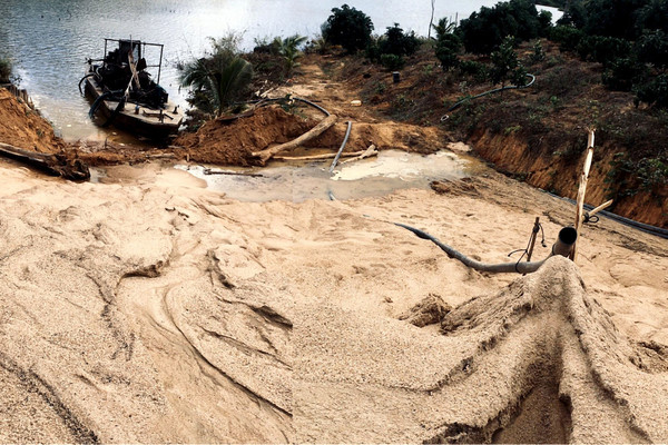 Bắt quả tang vụ khai thác cát lậu ở Gia Lai