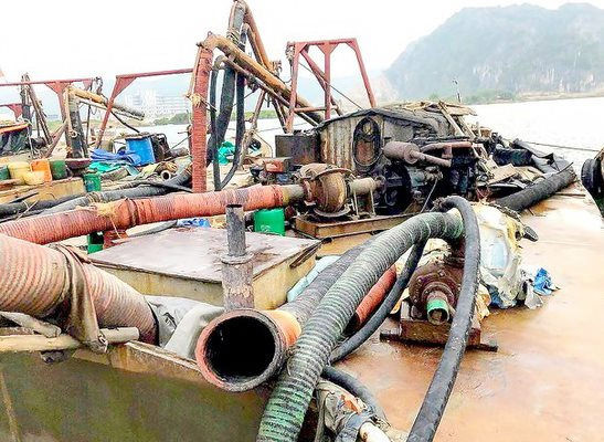  Quảng Ninh: Bắt giữ 6 tàu khai thác cát trái phép