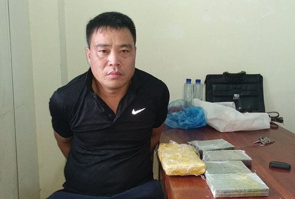 Điện Biên: Bắt đối tượng vận chuyển 4 bánh heroin, 6.000 viên ma túy