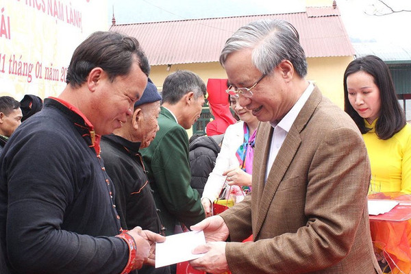 Thường trực Ban Bí thư Trần Quốc Vượng tặng quà tết tại huyện Văn Chấn