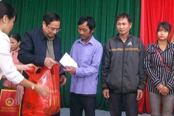 Trưởng Ban Tổ chức Trung ương Phạm Minh Chính thăm và tặng quà Tết tại vùng cao Quảng Nam