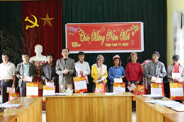 Sở TN&MT Yên Bái tặng quà Tết cho người dân vùng cao Văn Chấn