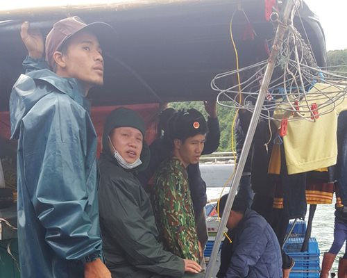  Quảng Ninh: Cứu thành công 2 ngư dân gặp nạn trên biển