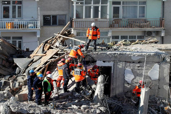 Động đất ở Thổ Nhĩ Kỳ: 35 người chết, hàng chục người được kéo ra từ đống đổ nát