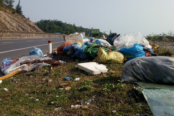 Quảng Bình: Bãi biển Đá Nhảy đang bị uy hiếp bởi rác thải