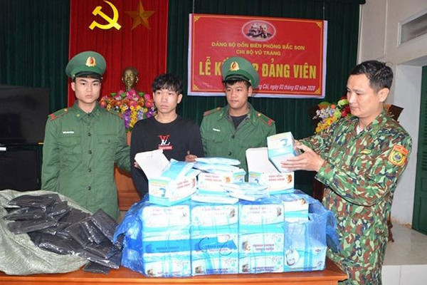  Quảng Ninh: Bắt giữ hai vụ vận chuyển trái phép hơn 8.400 chiếc khẩu trang 