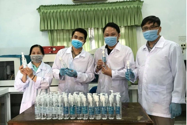 Đại học Sư phạm (Đại học Đà Nẵng) điều chế dung dịch sát khuẩn phòng chống virus Corona