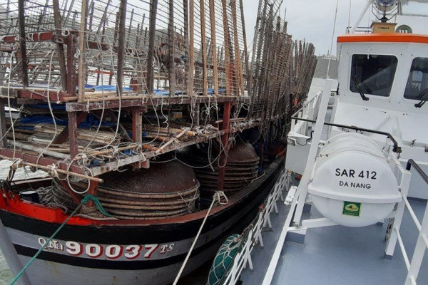 Cứu nạn 40 ngư dân bị trôi dạt trên vùng biển Hoàng Sa